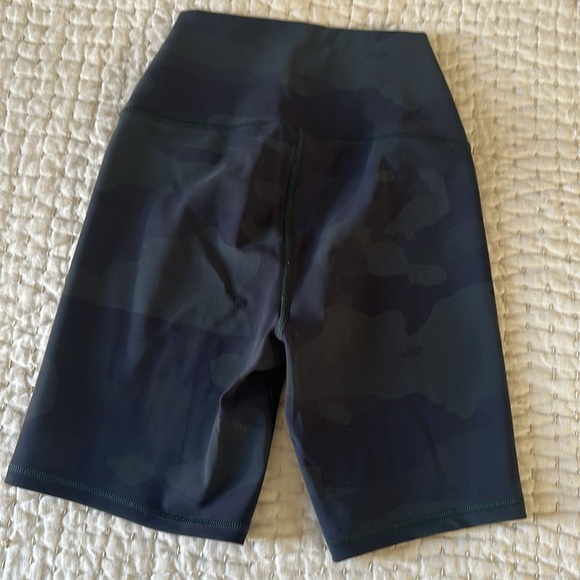 Alo “7 biker viper shorts camo - Picture 3 of 4